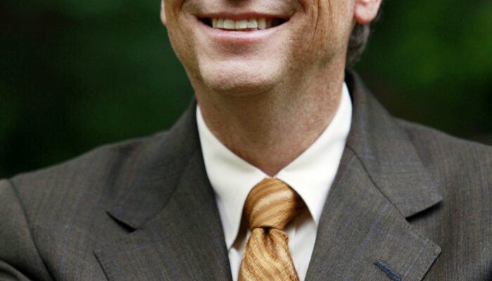 Bill Gates: Melampaui Kode, Merangkul Kemanusiaan