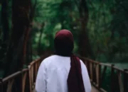 Arti Mimpi Diberi Kerudung oleh Seseorang Menurut Islam: Pertanda Kehormatan atau Perlindungan?