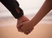 Makna Mimpi Bergandengan Tangan Menurut Islam