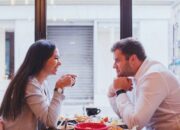 Ngapain Cari Cowok Ganteng? Pacaran Sama yang Biasa-Biasa Aja Lebih Nyaman